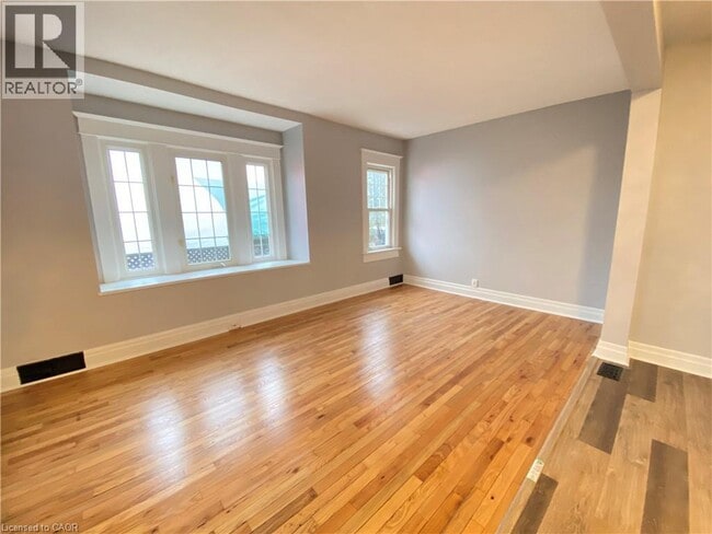 Photo du bâtiment - 168 Garside Ave N