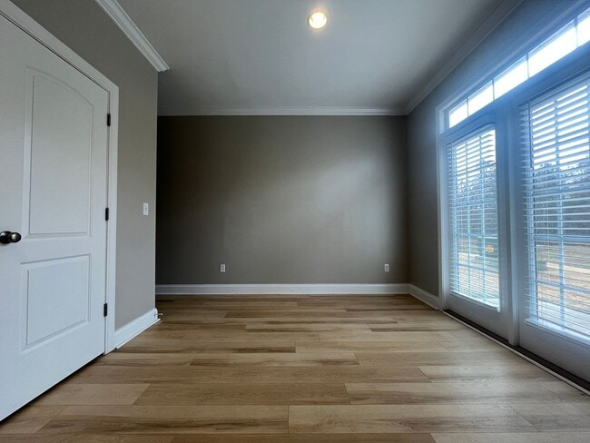 Building Photo - Expansive 3/3 Available Now!