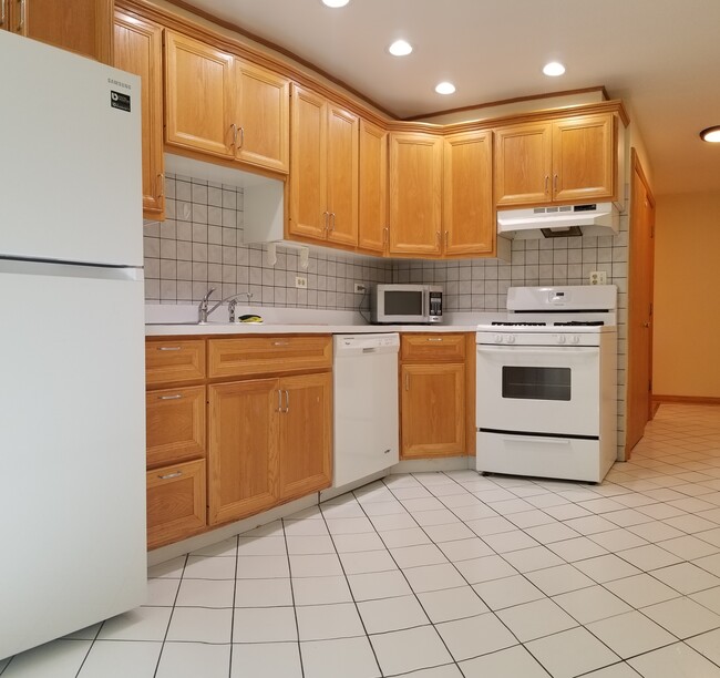 Building Photo - 2465 N Halsted St