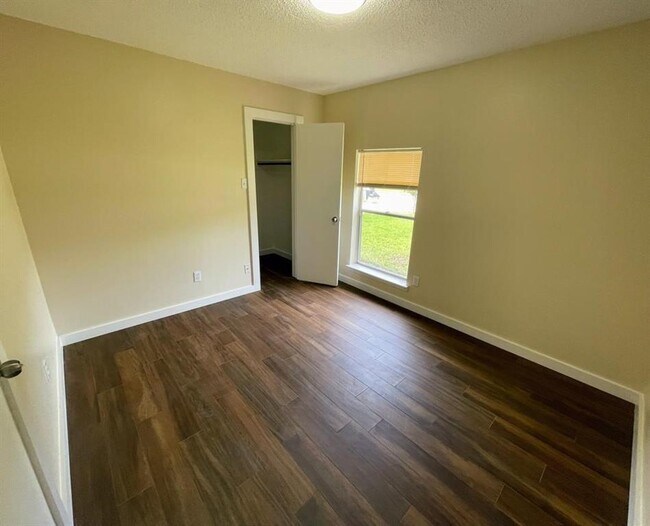 Building Photo - 451 Oakdale Dr