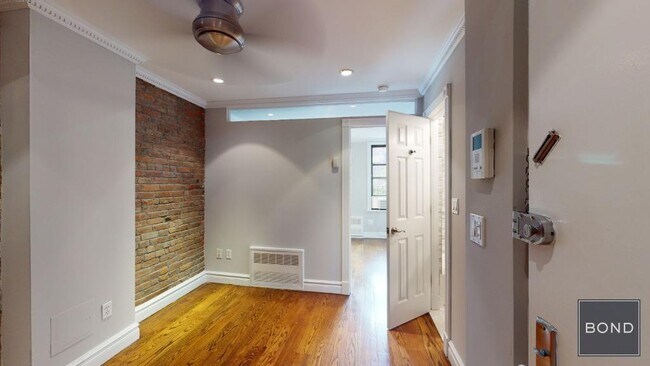 Building Photo - 521 E 5th St