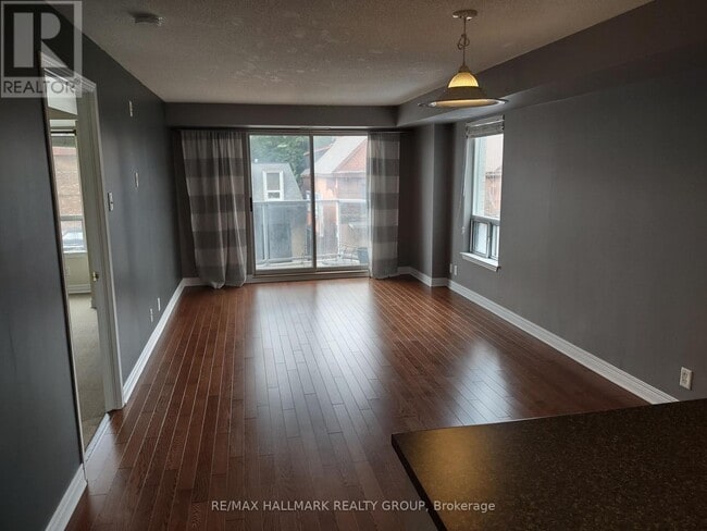 Building Photo - 429 Somerset St W