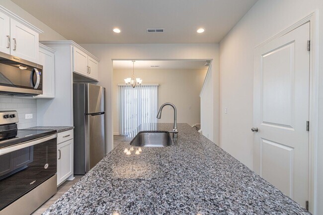 Building Photo - BEAUTIFUL 2 Bedroom Townhome in Midland - January Move In Special 1 Month Free