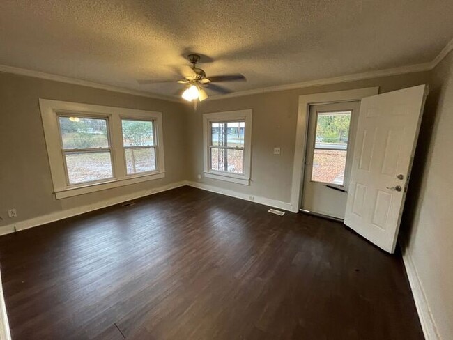 Building Photo - 3 bedroom 2 bath pet friendly house with f...
