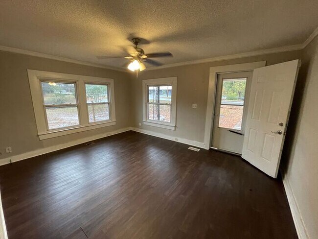 Foto del edificio - 3 bedroom 2 bath pet friendly house with f...