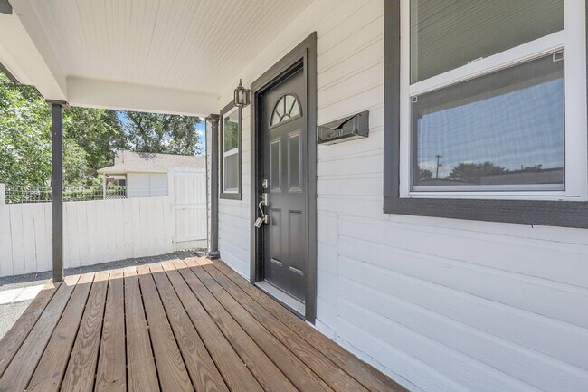 Foto del edificio - $2,295 - 2 Bed, 1 Bath Newly Renovated Hom...