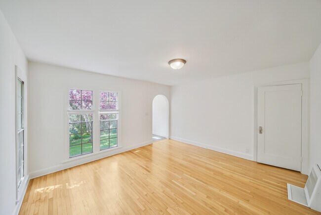Building Photo - 937 9th St