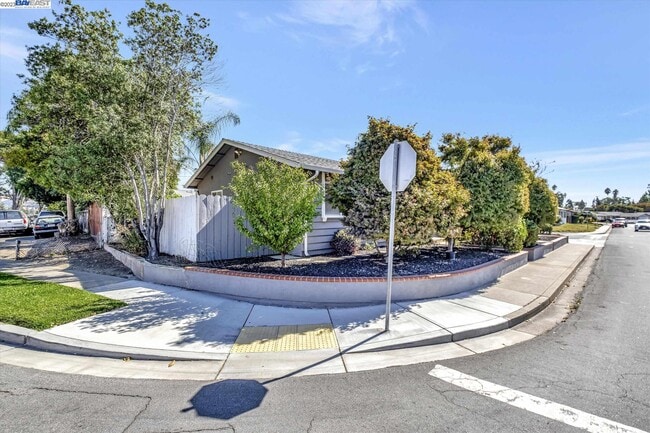 Building Photo - 4883 Mauna Loa Park Dr
