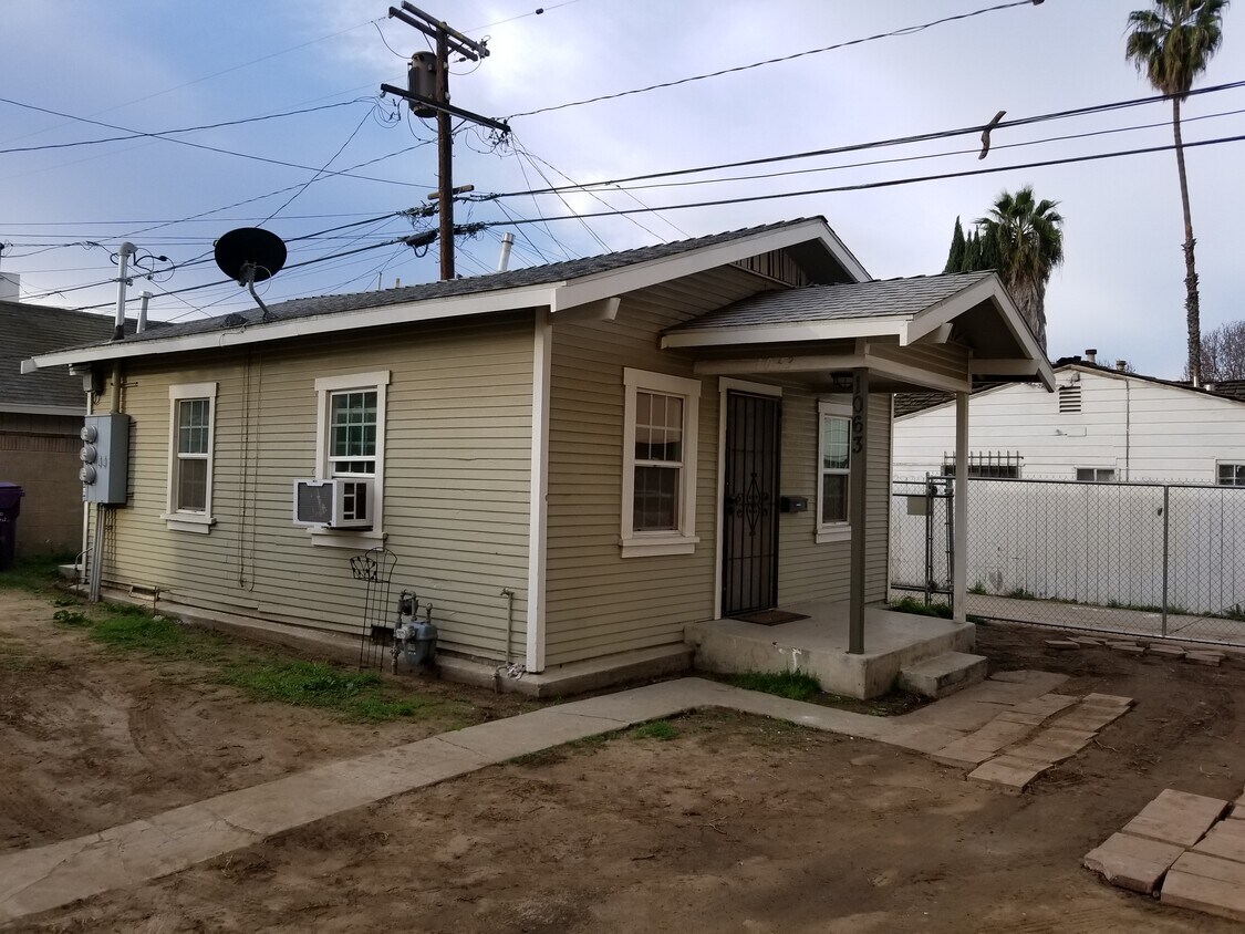 parking entrance - 1063 Coronado Ave