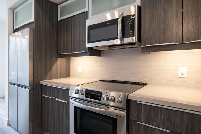 Photo du bâtiment - 15010-15094 94 Ave NW