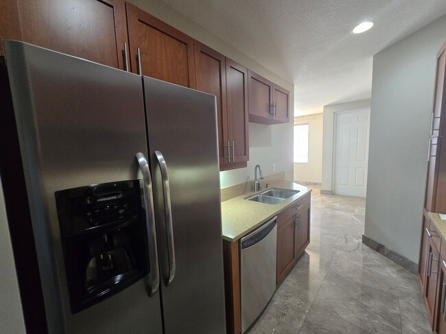 Foto del edificio - SPACIOUS 1 BEDROOM UNIT IS IN A HIGHLY SOU...