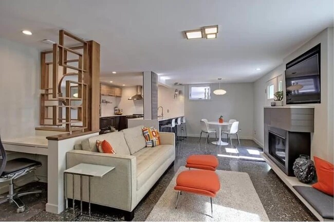 Building Photo - 3704 N Longview Ave