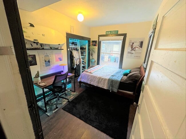 Building Photo - Monroe & 23rd St. Big 6 Bed 2 bath Home