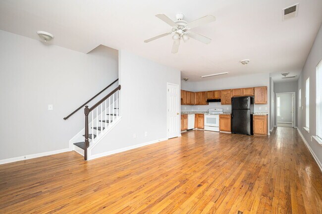 Escalera, sala de estar y cocina - 1026 Sims Ave NW