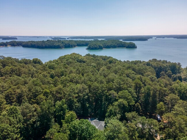 Building Photo - 3235 Crestview Dr