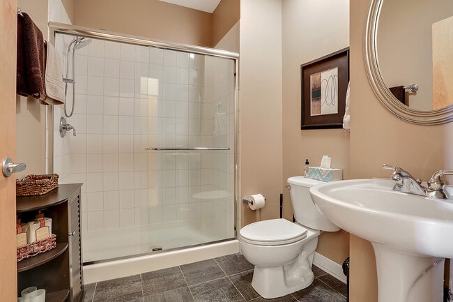 Building Photo - Beautiful 2BD/2BTH Apartment on Lawrence  ...