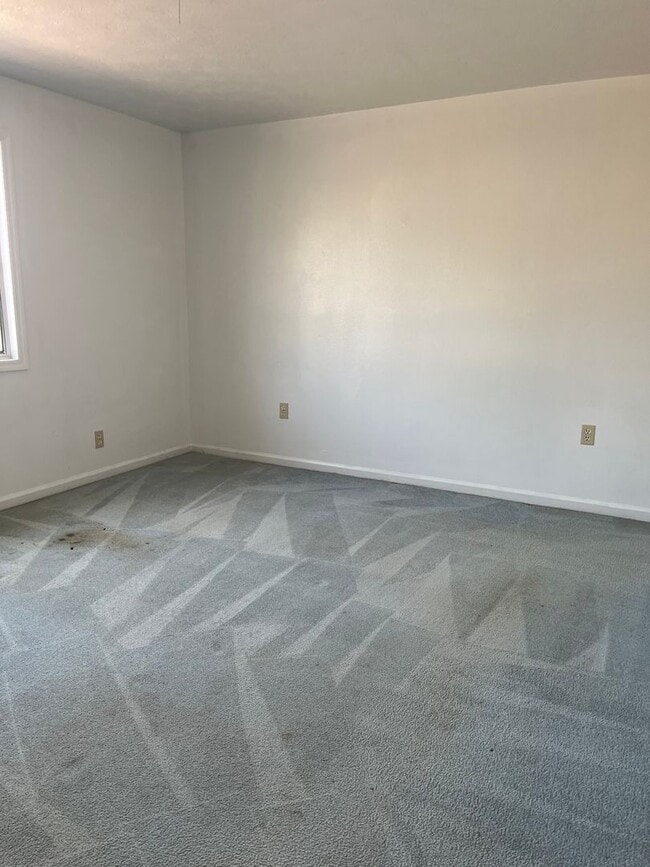 Building Photo - One Bedroom Apartment w Utilities Included