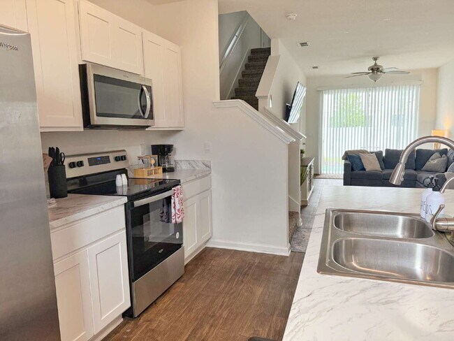 Foto del edificio - Furnished Townhome conveniently located!