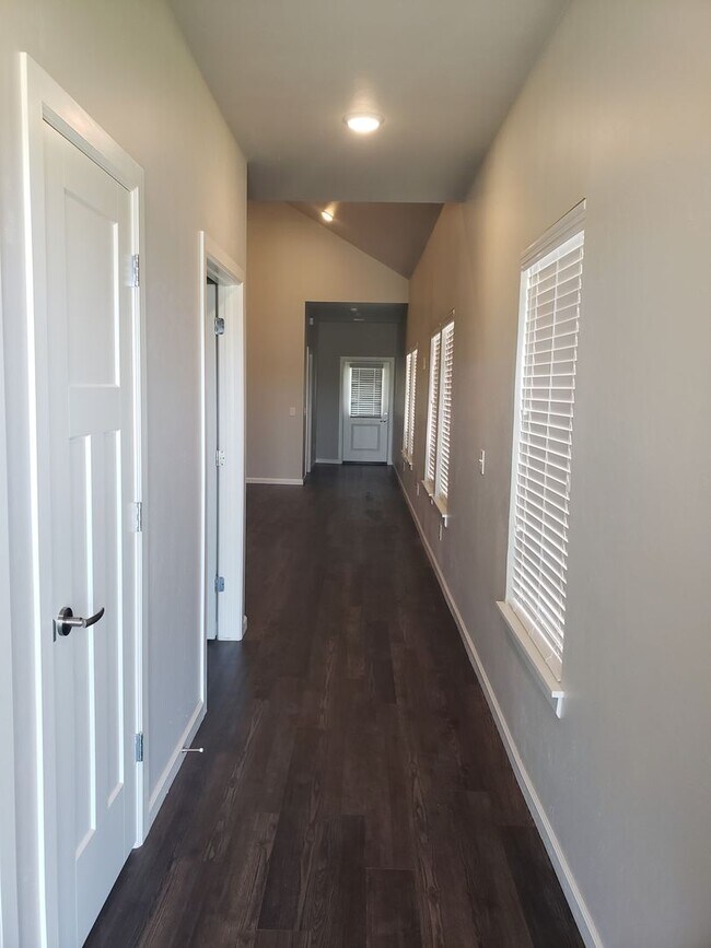 Building Photo - Welcome Home!!