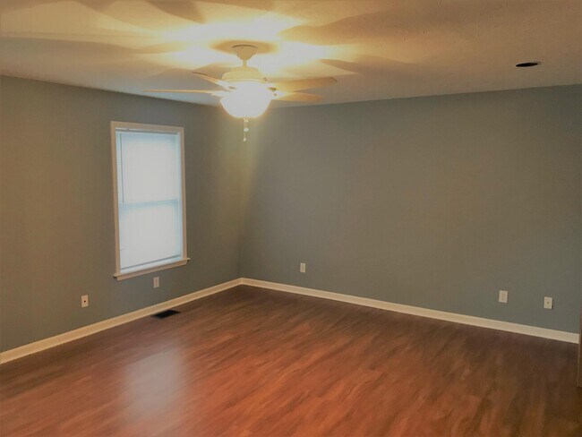 Front Room Image #2 - 1003 E Breckinridge St