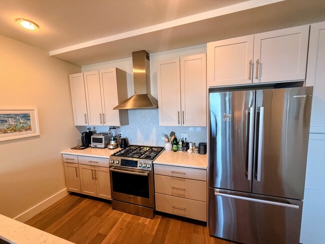Building Photo - 387 Commercial St