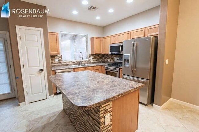 Building Photo - Beautiful 5-beds, 2.5-baths two-story home in the desirable Rancho Marana community!