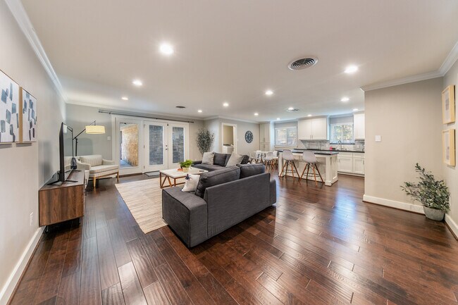 Building Photo - 4749 Benning Dr