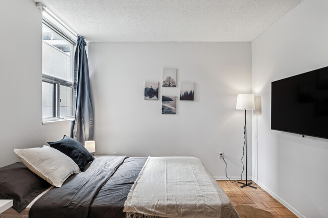 Building Photo - Deluxe Room - Eglinton