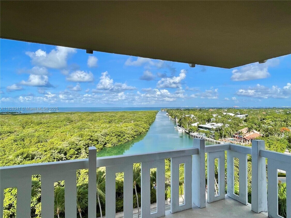 Foto principal - 1121 Crandon Blvd