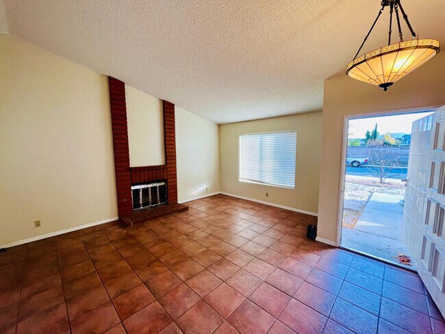 Building Photo - 5325 Adobe Dr