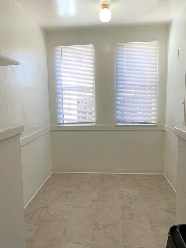 Foto del edificio - 684 1/2 W 14th St