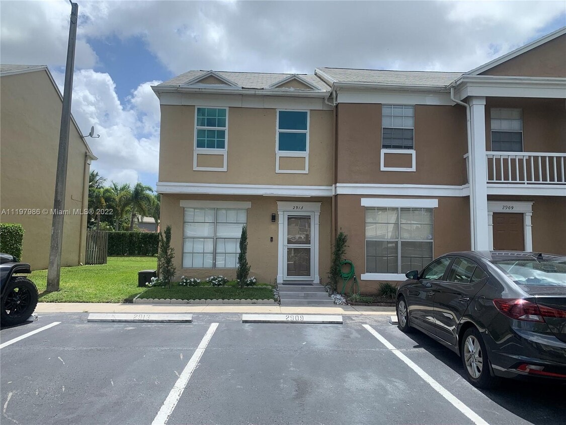 2913 Belmont Ln, Hollywood, FL 33026 Townhome Rentals in Hollywood FL