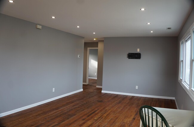 Building Photo - 2115 Hamilton Ave