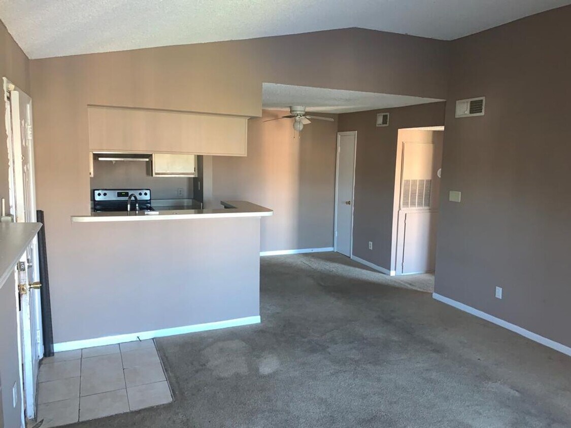 Foto principal - Excellent 2 bed / 1 bath within Regency Ga...