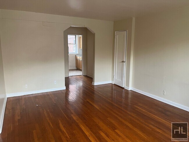 Foto del edificio - Large One Bedroom in Auburndale/Bayside NY