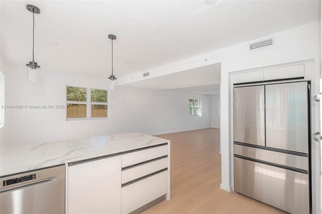 Foto del edificio - 824 SE 12th Ct
