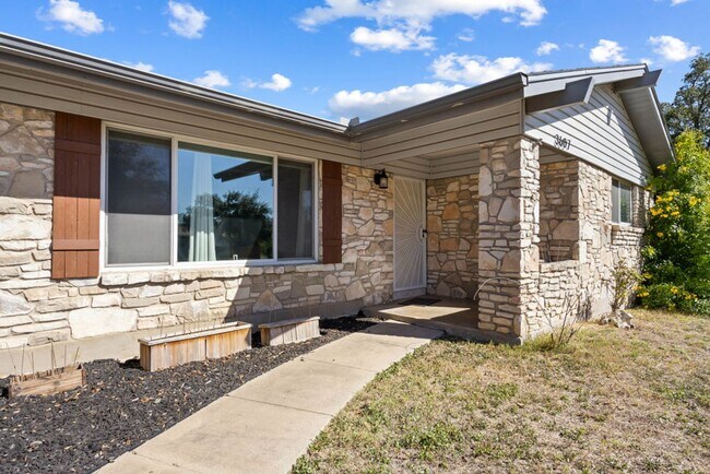 Foto del edificio - Charming Home Awaits: Spacious & in a Prim...