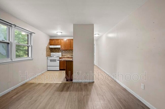 Building Photo - 451 Divinity St