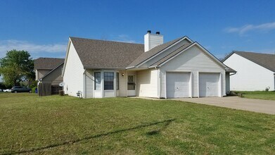 Building Photo - 3266-3268 N Longfellow Ct