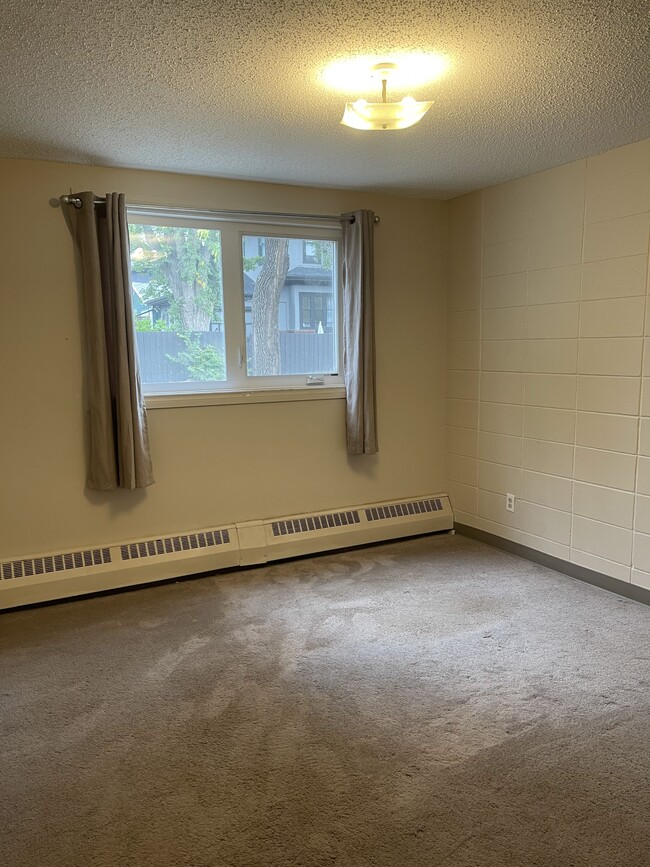 Building Photo - 3104-3104 Victoria Ave