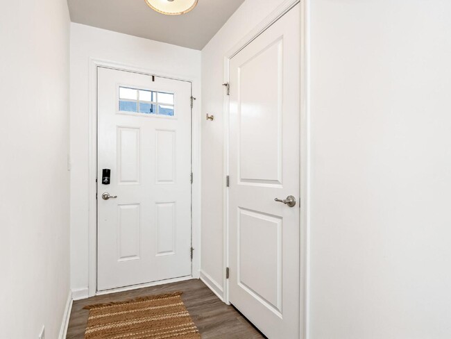 Building Photo - Beautiful townhome in a super cute Community!