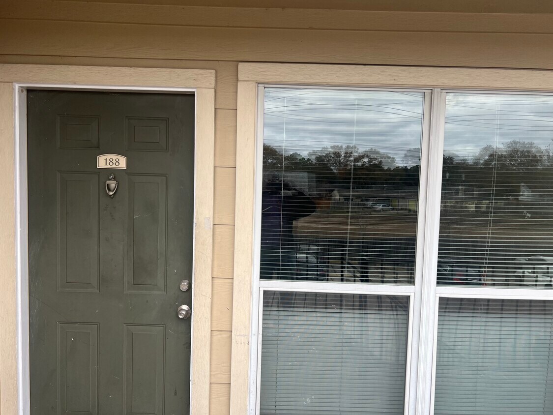 Foto principal - 8100 Creekbend Dr