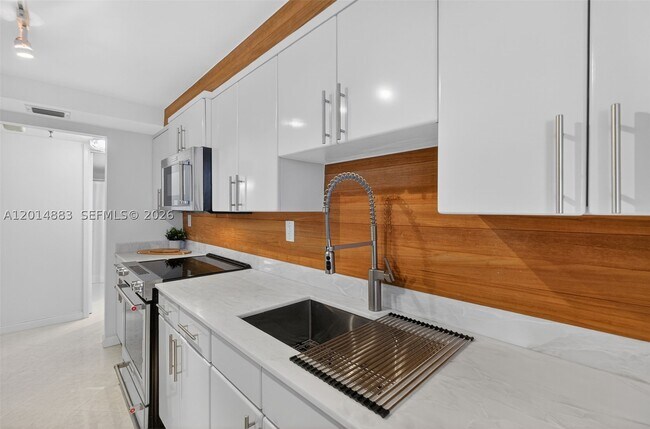 Foto del edificio - 2401 Collins Ave