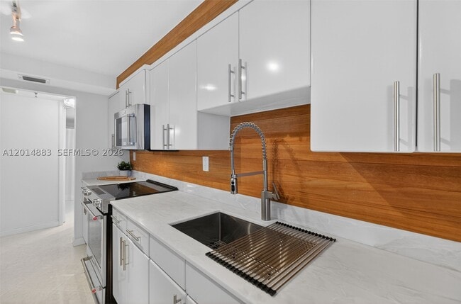 Building Photo - 2401 Collins Ave
