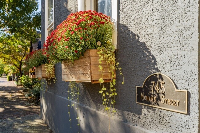 Building Photo - 745 Mohawk St