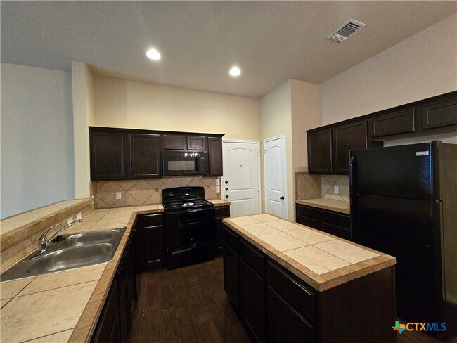 Foto del edificio - 697 Creekside Cir