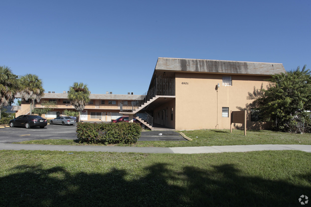 Primary Photo - Hollywood Park Apartments