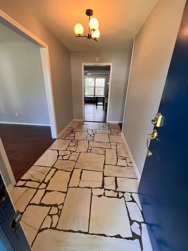 Building Photo - 3-Bed, 2-bath Luxury Southern Hills Designer Home!