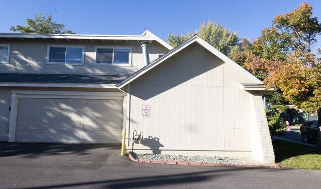Foto del edificio - Cute 2 Bedroom East Sparks Townhouse