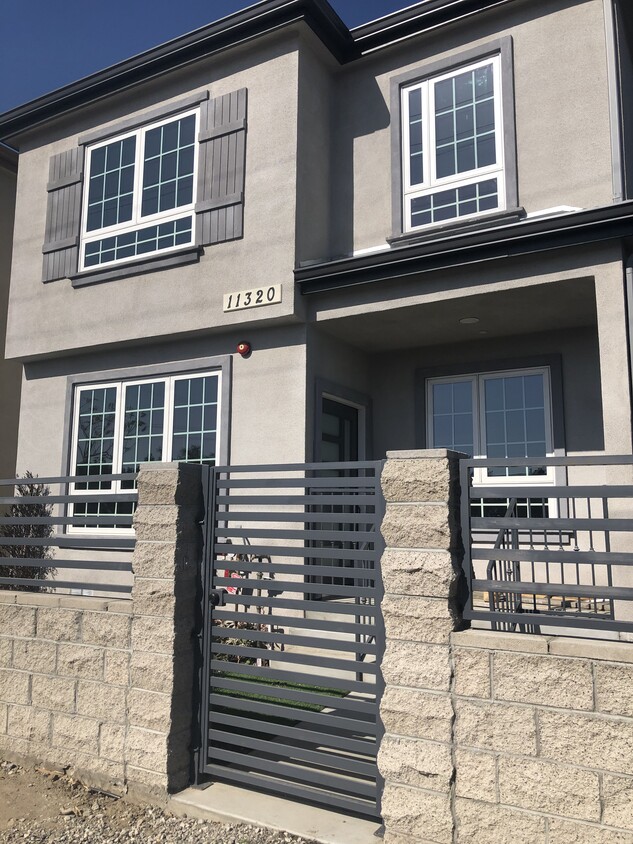 Primary Photo - 11316 Glenoaks Blvd